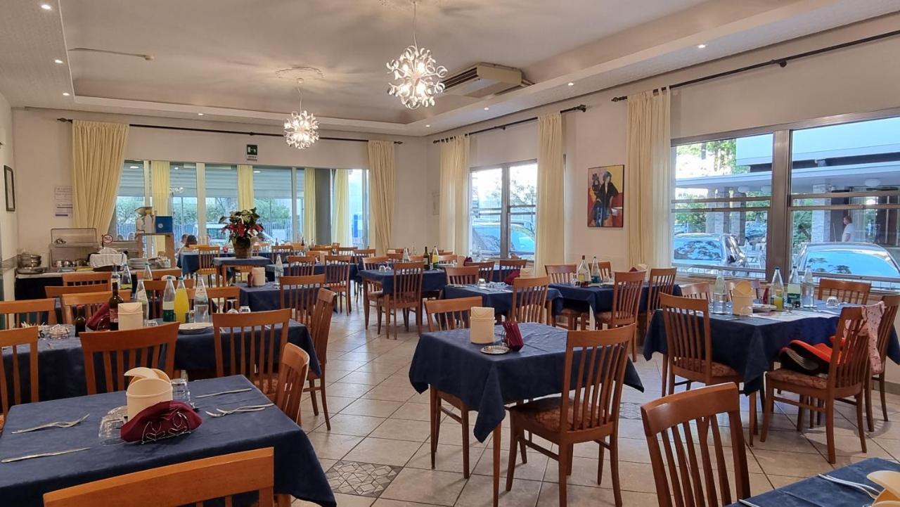 Hotel Costanza 체제나티코 외부 사진